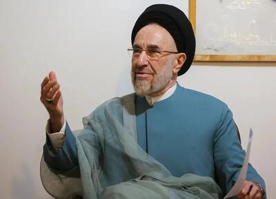  سیدمحمد خاتمی: بعضی‌ها می‌گویند ما حیات‌مان در جنگ است / می‌گویند اول پدر آمریکا را در اینجا در‌می‌آوریم بعد می‌رویم در قلب آمریکا با او می‌جنگیم؛ آخر با کدام واقیت‌ها / من هم احساساتم جریحه‌دار شد وقتی رهبرم را کشتند / از چشمان آدم خون می‌بارد؛ اما مسئله مدیریت جامعه نباید بر اساس احساسات باشد / ببینید مصلحت کشور، نظام و اسلام در چیست
