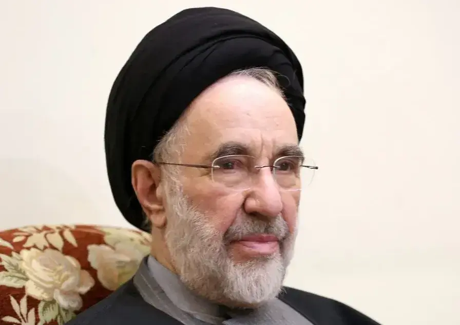 سیدمحمد خاتمی: دو عامل باعث شد در جنگ شکست نخوریم / شما هفتههای اول میدان را ببینید چه کسانی هستند؛ کسانی که از نظام ناراضیاند به صحنه آمدند؛ چون احسان کردند بیگانه دارد به مملکتشان تجاوز میکند / متاسفانه به خاطر تبلیغات غلط و شعارهایی که دادند کمکم این حضور مردم کمرنگ شده