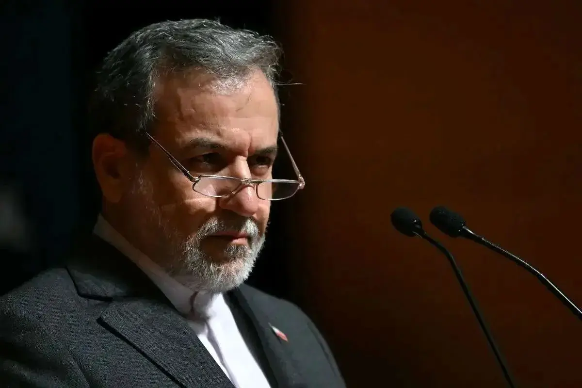 عراقچی: آقای پزشکیان معتقد بود که باید به درخواست آمریکا برای مذاکره توجه و از همین طریق، راهی برای خاتمه جنگ پیدا کرد/ بعد از فراز و نشیبهای بسیار به یادداشت تفاهم رسیدیم؛ در همه این مسیر هم ایشان حامی اصلی ما بودند/ انتخاب آقای قالیباف برای ریاست تیم مذاکراتی هم به پیشنهاد رئیسجمهور بود؛ حتی در صورت جلسهای که تهیه شد، ایشان اصرار کردند که باید اسم آقای قالیباف بیاید تا من امضا کنم