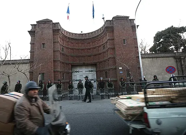 وزارت خارجه: ۲ دیپلمات فرانسوی بهعنوان عناصر نامطلوب شناخته شدند / ورود آنها به ایران ممنوع خواهد بود