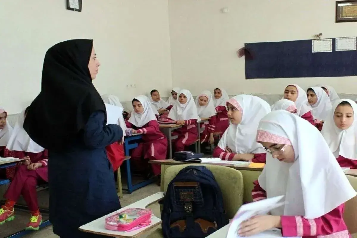 عارف: دولت برنامهای را دنبال میکند تا طی یک بازه زمانی ۴ تا ۶ ساله، مشکلات معیشتی و مسکن معلمان حل شود.