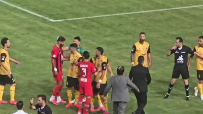 درگیری بازیکنان سپاهان و تراکتور در پایان نیمه اول؛ تنش در زمین + ویدئو
