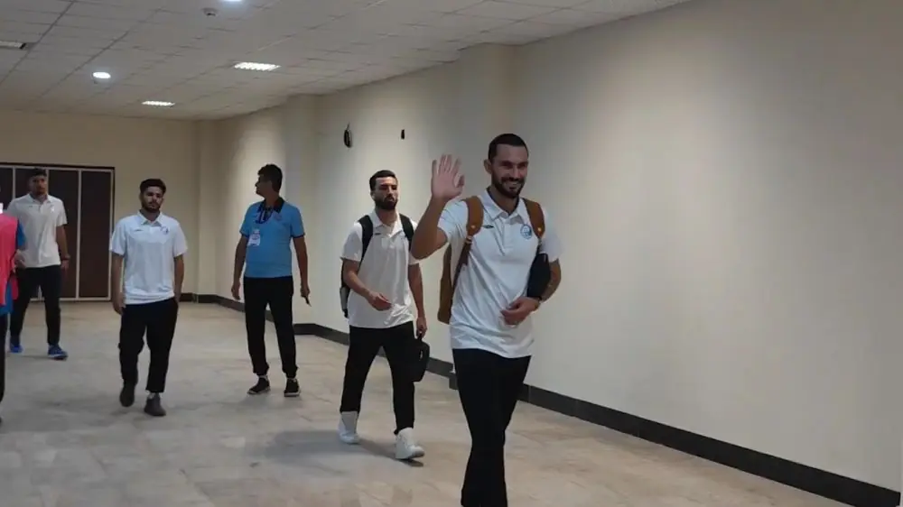 ورود دو تیم نساجی و استقلال به ورزشگاه شهید وطنی قائمشهر