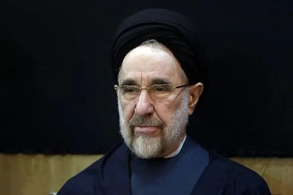  سید محمد خاتمی:  وقتی که مسأله تهاجم خارجی شد و حمله به ایران، همه آمدند برای ایران ایستادند