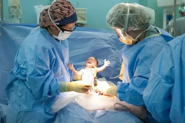 فرسودگی شغلی در رشته زنان و زایمان متفاوت است | این متخصصان بیرحمترین مرز تصمیمگیری را تجربه میکنند