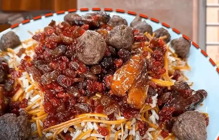 رشته پلو غذایی ساده و نوستالژیک است که با ماست و خیار خنک خیلی میچسبد