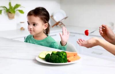  کودک خود را مجبور به غذا خوردن نکنید