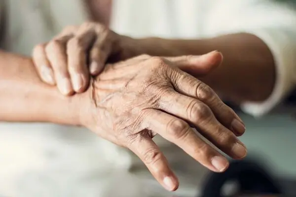 ۵ نشانه اولیه پارکینسون