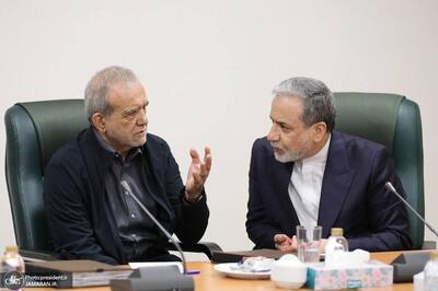عراقچی: انتخاب آقای قالیباف در تیم مذاکرات پیشنهاد رئیسجمهور بود/ پزشکیان اصرار داشت که «باید نام آقای قالیباف بهعنوان مسئول مذاکرات نوشته شود تا من امضا کنم»/ دنیا مسئولین ایرانی را دستکم گرفته بود