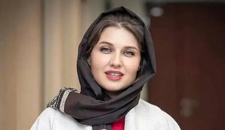 قرآن خواندن گلوریا هاردی برای مادربزرگ همسرش در مراسم ختم او
