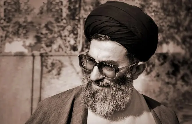 دستخط رهبر شهید بر صفحۀ اول قرآنی که هدیه داده بودند/ آیت الله خامنهای چگونه از مسجد کرامت یاد کردند؟