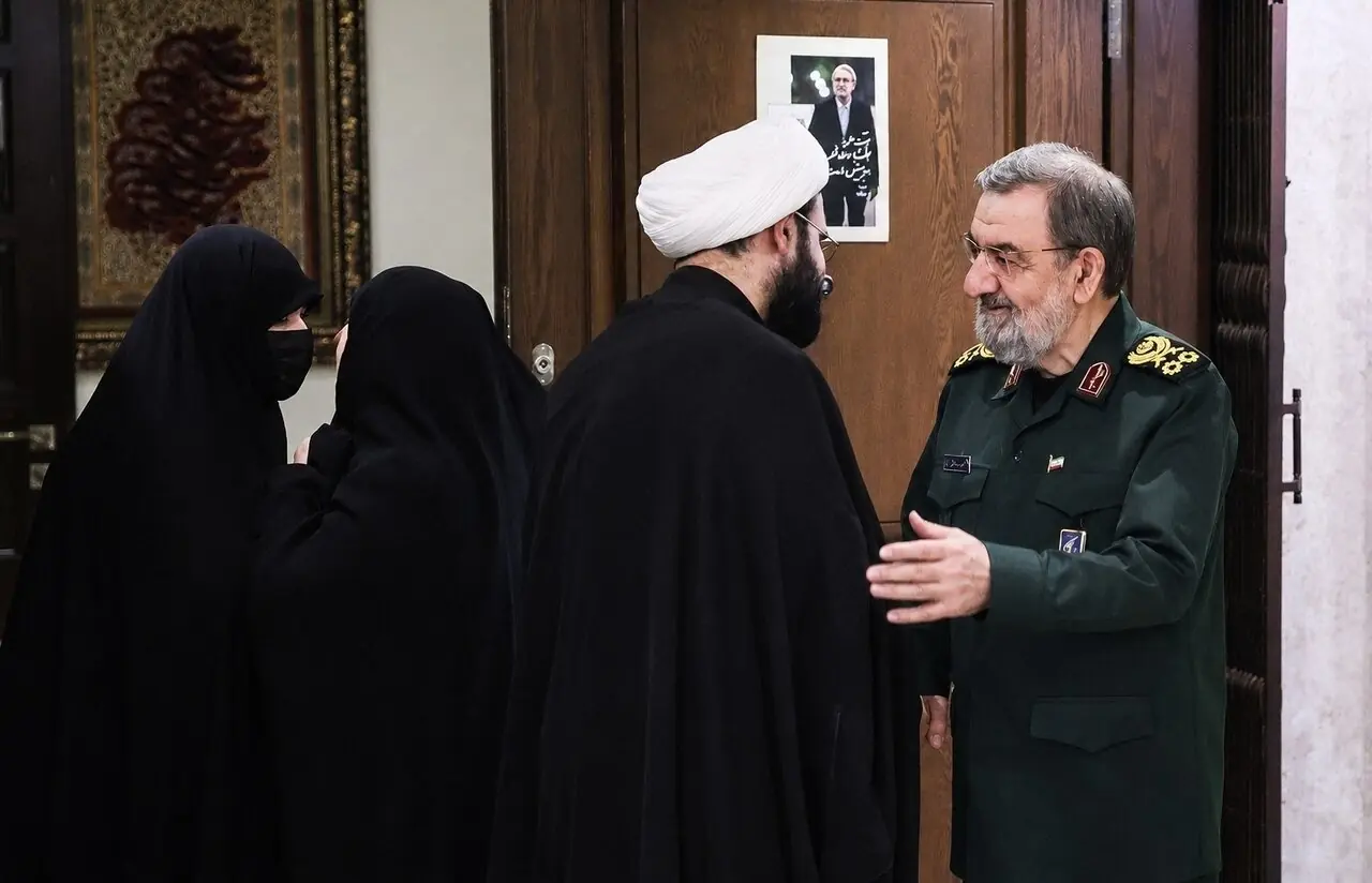 دیدار محسن رضایی با خانواده شهید لاریجانی
