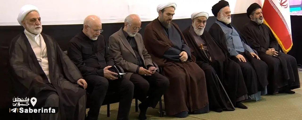 خانواده رهبر شهید و روسای دو قوه در مراسم چهلمین روز تدفین آیت الله سیدعلی خامنه ای/ حضور برادر همسر رهبر شهید/ پدر کوچکترین شهید خانواده رهبری هم بود
