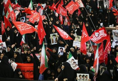آغاز برگزاری مراسم بزرگداشت چهلم رهبر شهید در مصلای تهران/ تصویر مسعود و مصطفی خامنهای به عنوان میزبان/ احوالپرسی قاضیالقضات با فرزندان رهبر شهید