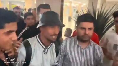  ویدیو| رامین رضاییان با کلاه خاصش وارد اهواز شد