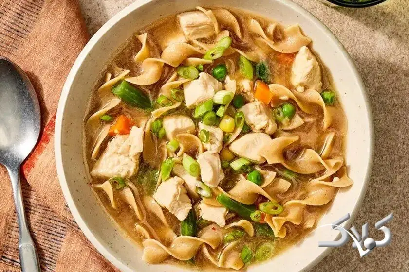 سوپ نودل مرغ و زنجبیل؛ اکسیر شفابخش و سبک برای روزهای سخت بیماری - مجله اینترنتی کولاک