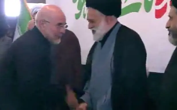  فیلم/ عرض تسلیت رئیس مجلس به فرزندان رهبر شهید انقلاب