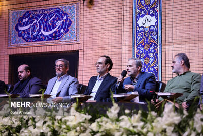 طنین آیات نورانی قرآن توسط قاریان برنامه محفل در مشهد