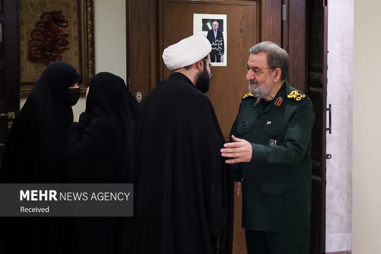  دیدار دبیر شورای عالی امنیت ملی با خانواده شهیدان لاریجانی