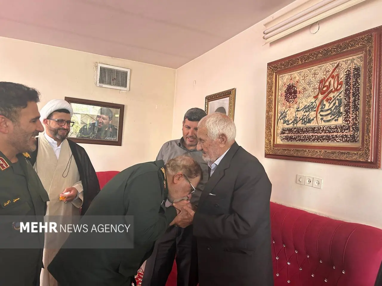 دیدار جانشین فرمانده کل سپاه پاسداران با خانواده شهید رجبعلی محمدزاده