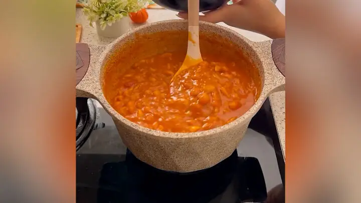 خوراک قارچ و لوبیا با سیبزمینی و رب + فیلم