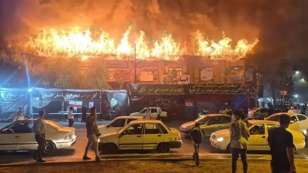  آتش در نعلبندان؛ آثار تاریخی گرگان در شعله‌ها سوختند / حریق یک بازار تاریخی یا حذف یک مانع برای ساخت‌وساز؟/ علت این شعله ها باید مورد بررسی دقیق قضایی قرار گیرد