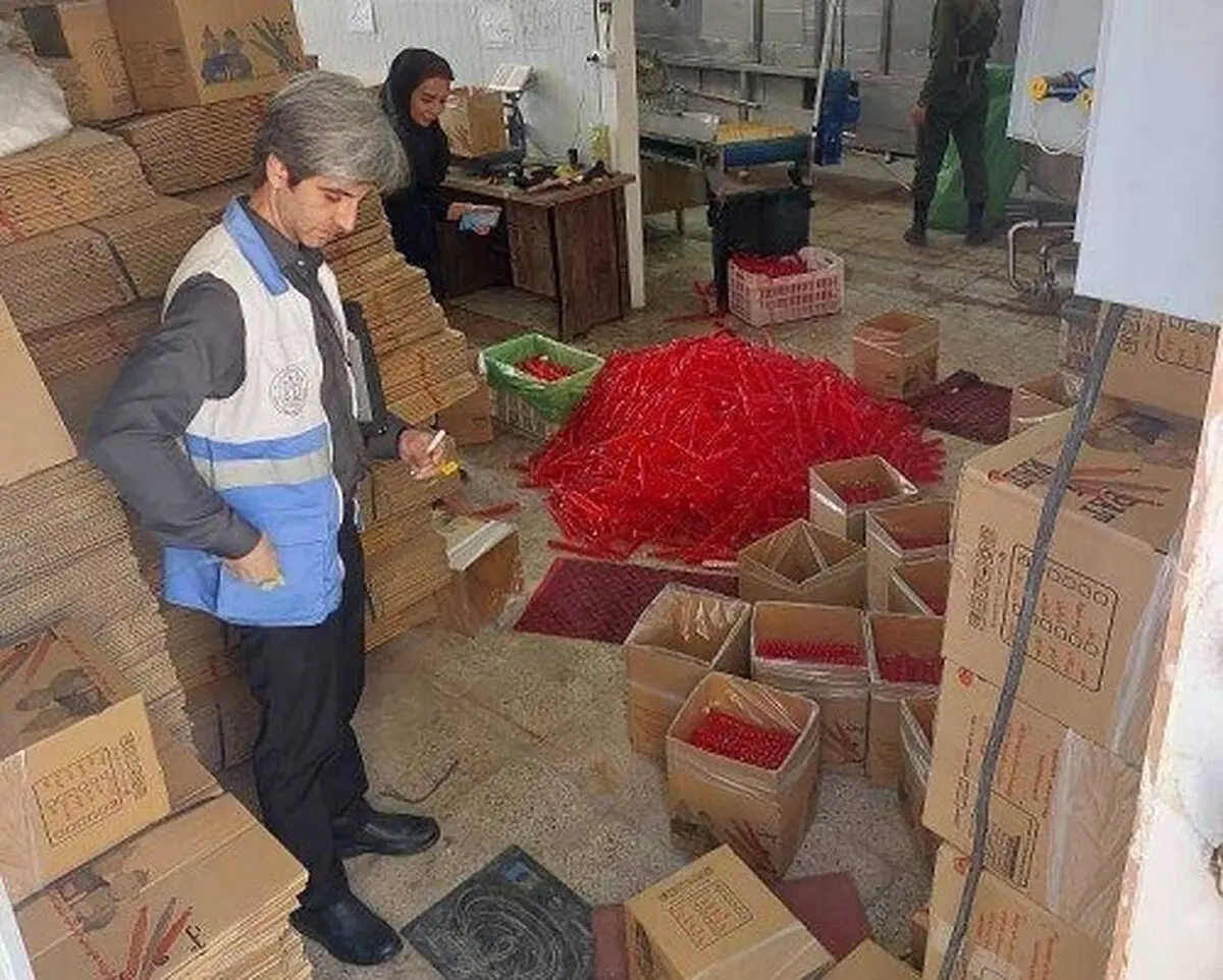 کشف و ضبط ۲۰۰ کارتن نوشمک غیربهداشتی در مشهد (۲۷ مرداد ۱۴۰۵)