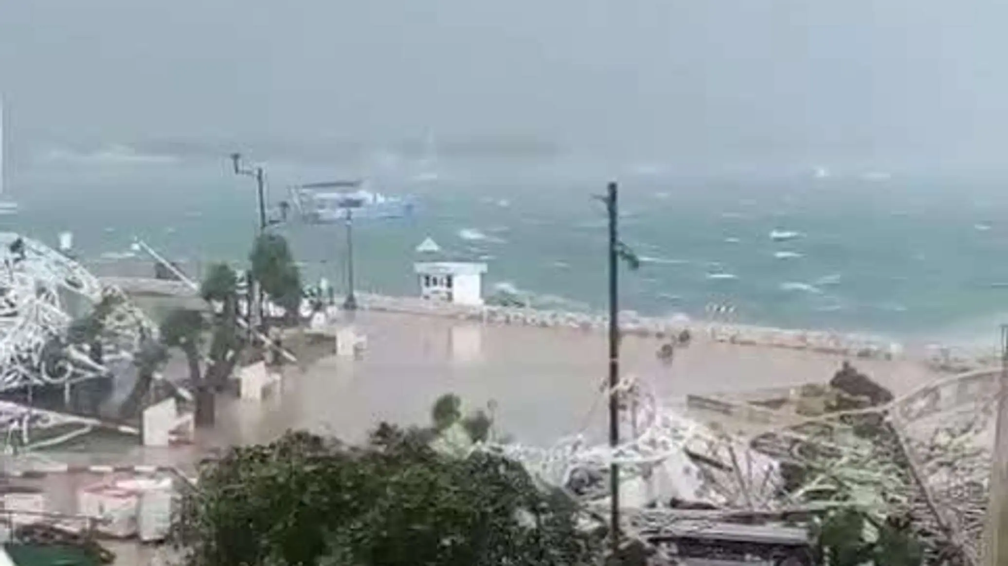 در ایتالیا، آب و هوای نامساعد، تزئینات یک جشنواره شهری را از بین برد