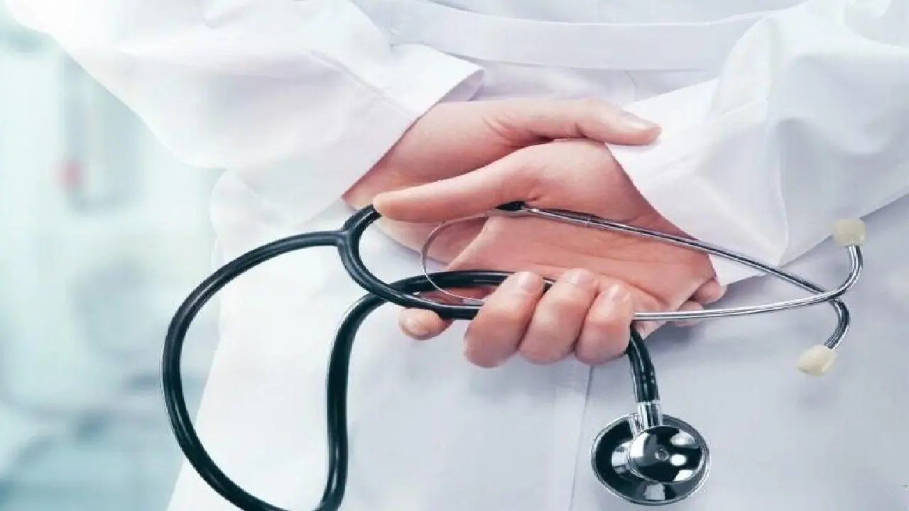  دستگیری جراح قلابی در ساوه؛ نسخه قانون برای پزشک‌نما