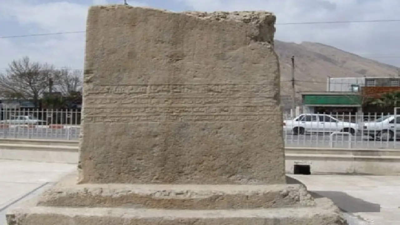 رفع آثار وندالیسم از سنگنبشته خرمآباد