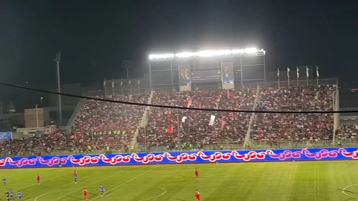حضور پرشور هواداران پرسپولیس و زنده کردن یاد و خاطر هادی نوروزی فقید در دقیقه ۲۴
