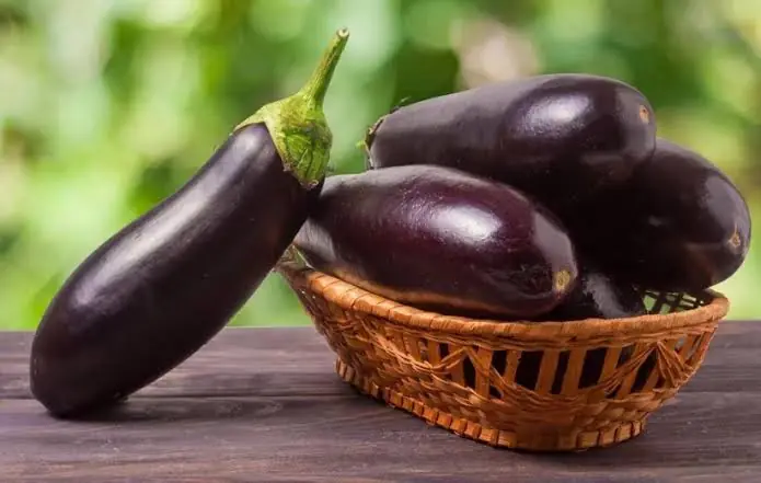  یک ترفند کاربردی برای پوست کندن بادمجان | آخرین خبر