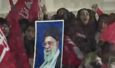  شعار «مرگ بر آمریکا» در مراسم چهلم آقای شهید ایران در قم | آخرین خبر