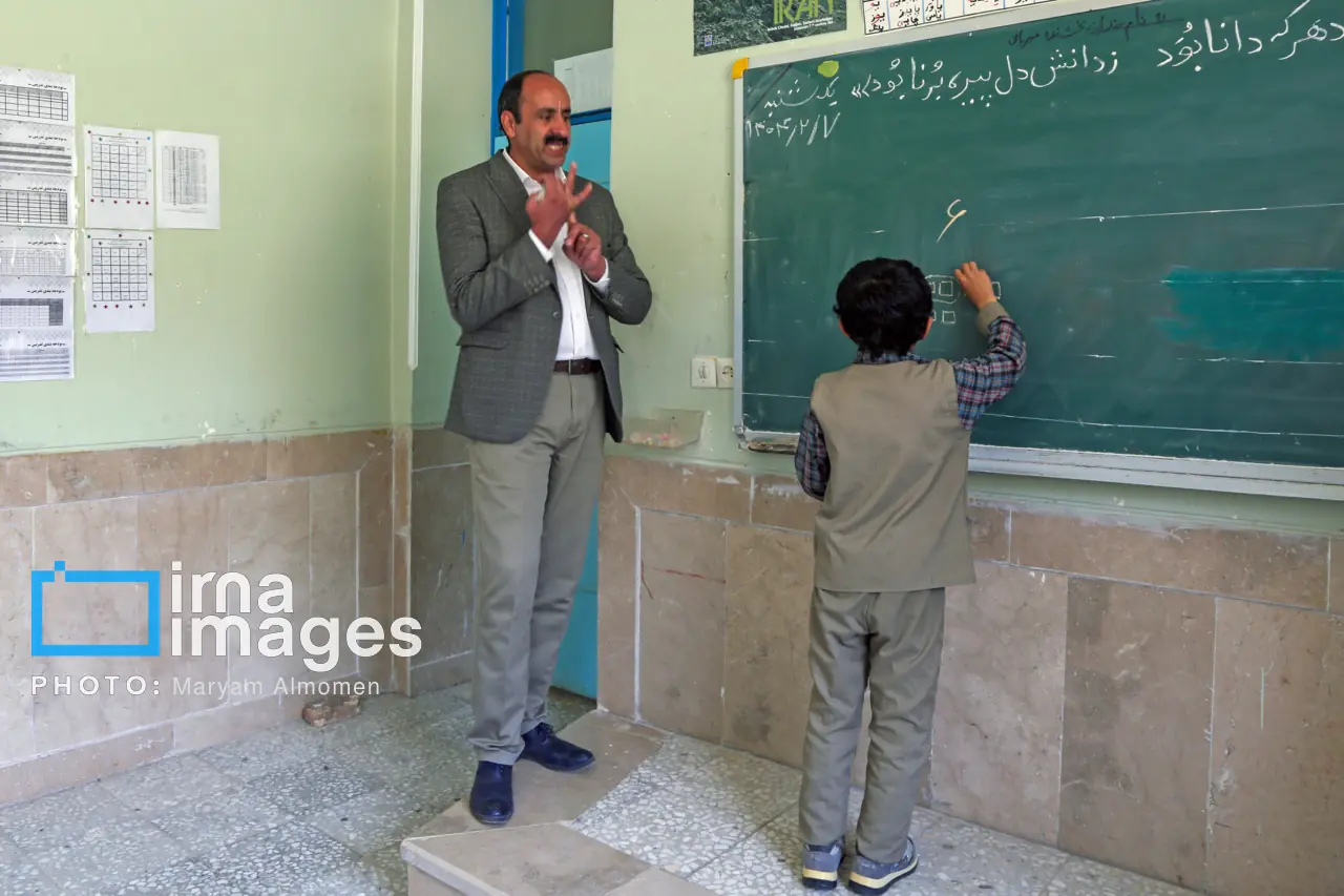 حقوق آموزگاران مناطق مرزی ایلام افزایش مییابد | آخرین خبر