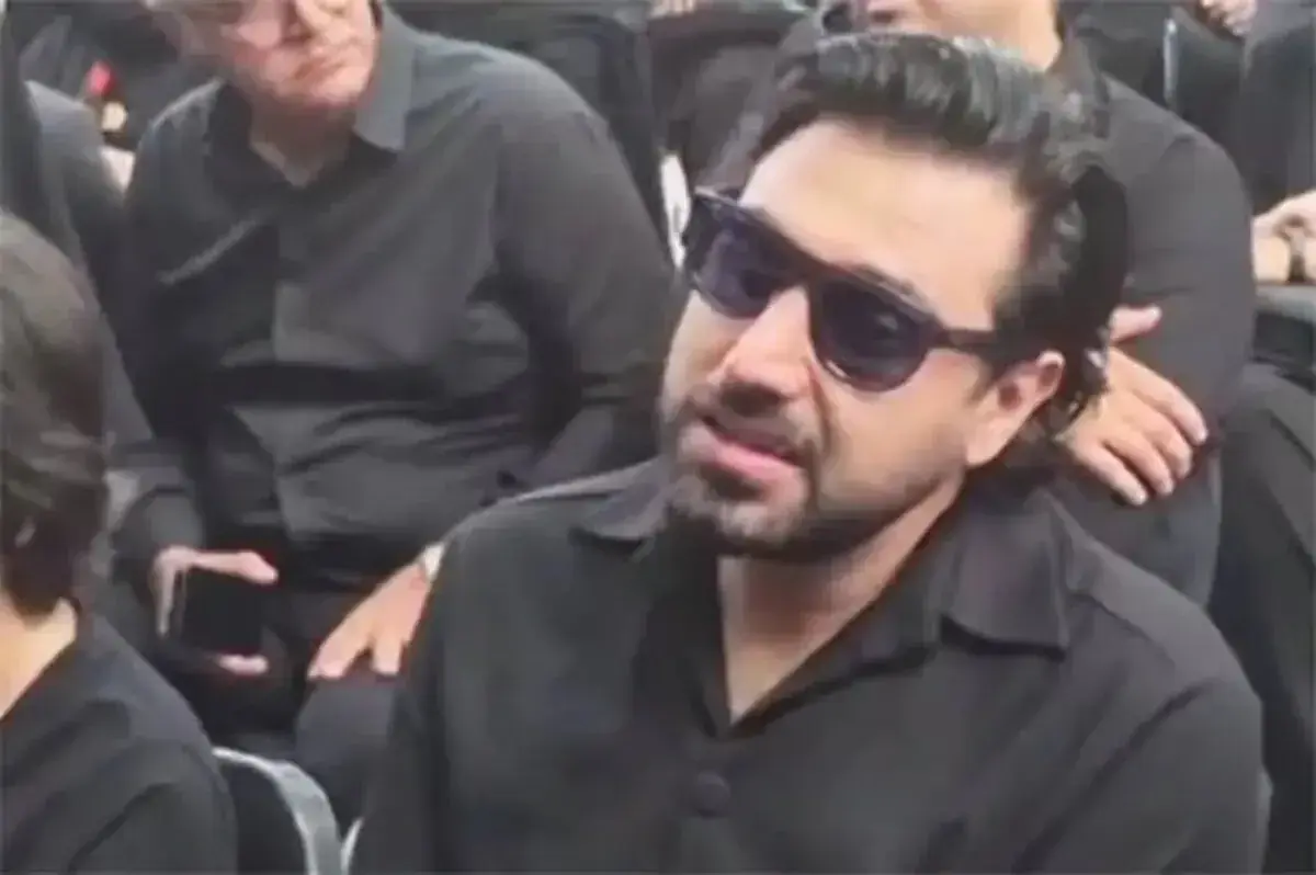 دلداری دادن روزبه بمانی به احسان خواجهامیری در مراسم ختم