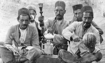 ارباب در حال قلیان کشیدن روی دوش خدمتکاران در دوره قاجار (عکس)