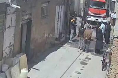 لحظه تلخ مصدومیت 3 آتشنشان در آتشسوزی مهاباد