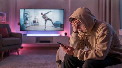 کرینج (Cringe) چیست؟ معنی و کاربرد اصطلاح کرینج در فضای مجازی
