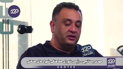 چون برق صنایع، ارزانتر از برق پاساژها و استخرهاست، وزارت نیرو برق آنها را قطع نمیکند و برق ما در اولویت قطع است تا درآمد وزارتخانه کم نشود