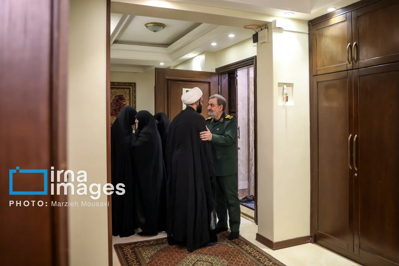 تصاویر: حضور دبیر شورای عالی امنیت ملی در منزل شهید لاریجانی