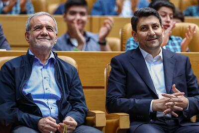 وزیر ارتباطات: یک «اقلیت» فکر میکند با محدودسازی و مسدودسازی در دوران هوش مصنوعی میشود صحنه را مدیریت کرد / پزشکیان: ایران مال همه مردم ایران است