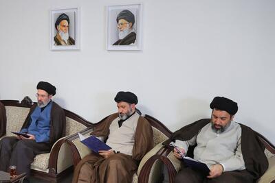  سید مسعود خامنه‌ای و مسعود پزشکیان/ تصویر خاص از حضور رئیس دولت و فرزند رهبر شهید در مراسم چهلمین روز تدفین + عکس