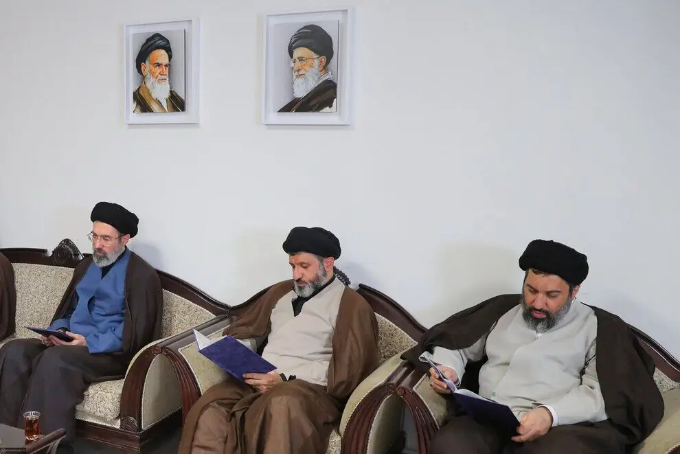 سید مسعود خامنهای و مسعود پزشکیان/ تصویر خاص از حضور رئیس دولت و فرزند رهبر شهید در مراسم چهلمین روز تدفین + عکس