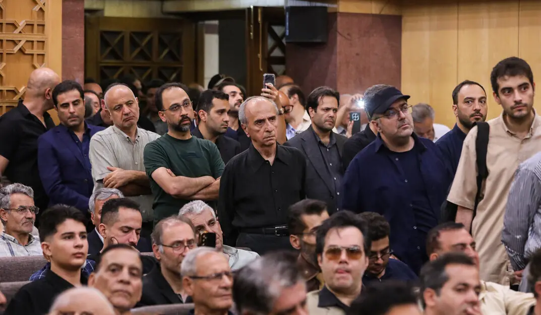  لحظه ورود خوانندگان و بازیگران سرشناس به مراسم ختم ایرج | ببینید