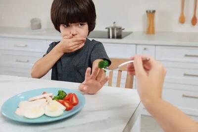  کودک خود را مجبور به غذا خوردن نکنید: ۸ گام ساده برای افزایش اشتها