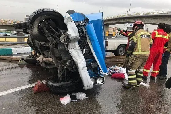 واژگونی مرگبار نیسان در بزرگراه آوینی؛ ۲ سرنشین جوان جان باختند