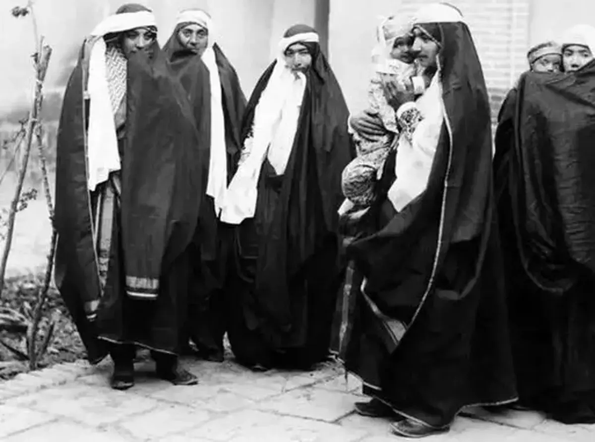 سفر در زمان؛ آرایشگر زن در حال گرفتن شپش سر یک زن جوان در دوره قاجار