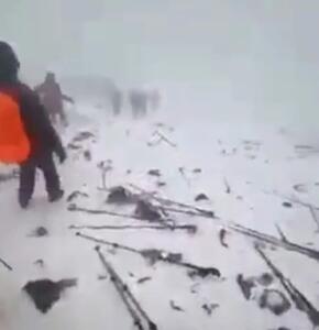  کوهنوردها باتوم را از ترس صاعقه در کوه رها کرده‌اند