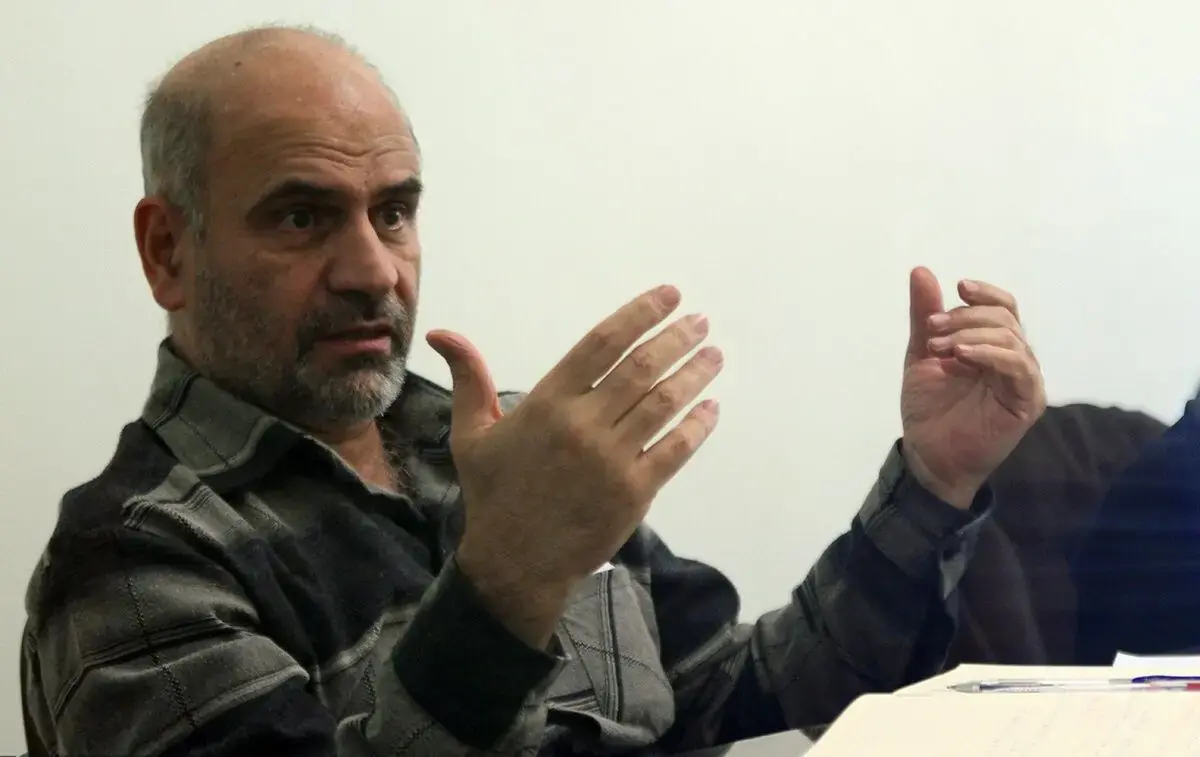 مومنی، اقتصاددان: مردم اصلا توان خرید ندارند که بخواهند به فروشگاهها هجوم آورند! | ۴۰ درصد جامعه زیر خط فقر و ۴۰ درصد دیگر نیز در آستانه فروافتادن به زیر خط فقر هستند!