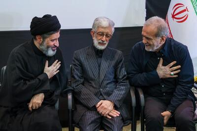 سید مسعود خامنهای و مسعود پزشکیان / تصویر خاص از حضور رئیس دولت و فرزند رهبر شهید در مراسم چهلمین روز تدفین